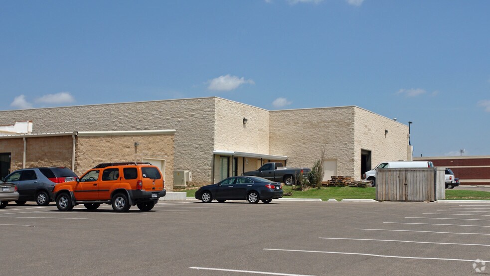 More Photos Of 7705 Quaker Ave, Lubbock Freestanding For Lease