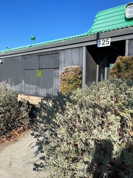 More Photos Of 125 Shaw Ave, Clovis Freestanding For Sale