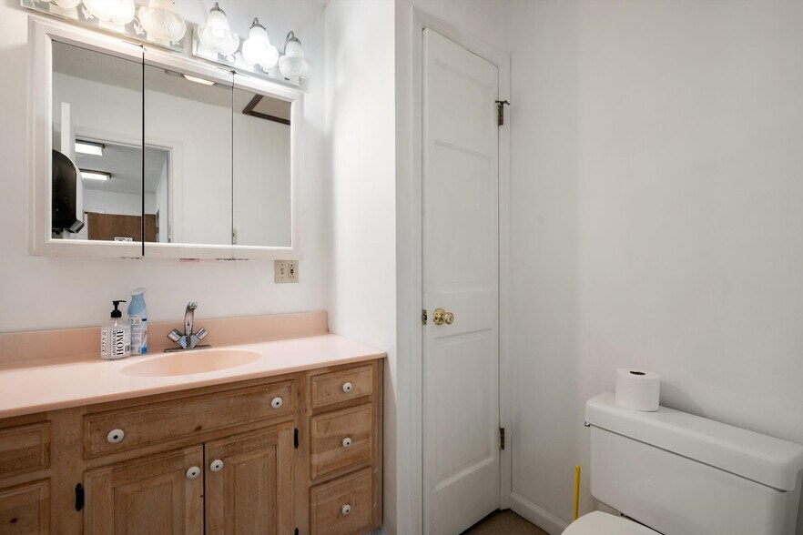 More Photos Of 290 Church St, Saratoga Springs Office For Sale