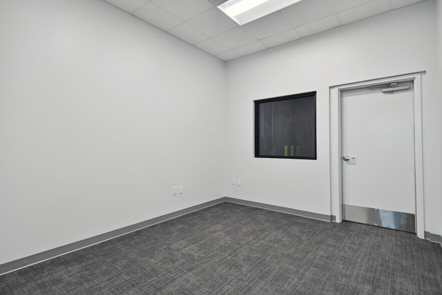 More Photos Of 4505 24th St E, Bradenton Distribution For Lease