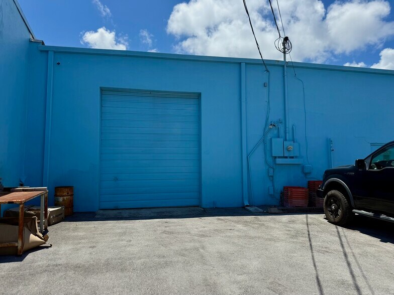 More Photos Of 4314-4316 N Dixie Hwy, Oakland Park Flex For Lease