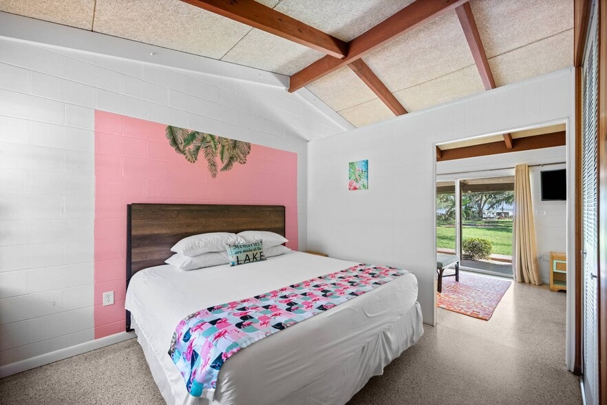 More Photos Of 1485 Lakeview Dr, Deland Hotel For Sale