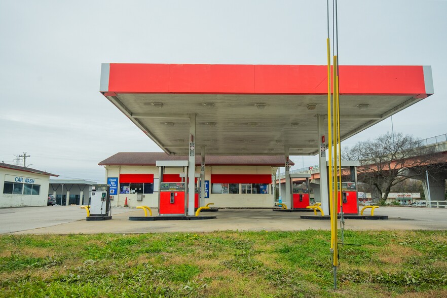 Primary Photo Of 711 Rivergate Pky, Goodlettsville Service Station For Sale