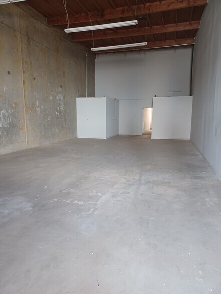 More Photos Of 13615 John Glenn Rd, Apple Valley Warehouse For Lease