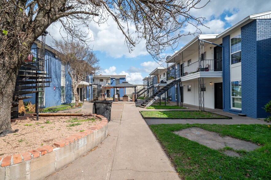 More Photos Of 122 E Crosstimbers St, Houston Apartments For Sale