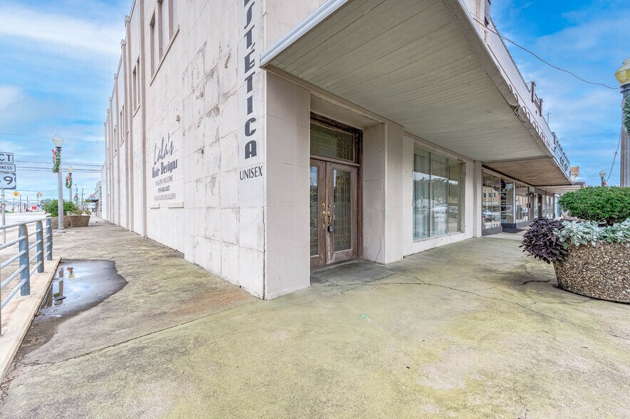 More Photos Of 101 E Monseratte St, El Campo Storefront For Sale