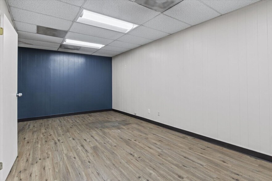 More Photos Of 890 N Main St, Independence Warehouse For Sale