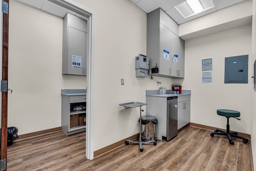 More Photos Of 500 Park Ave, Manalapan Township Medical For Lease
