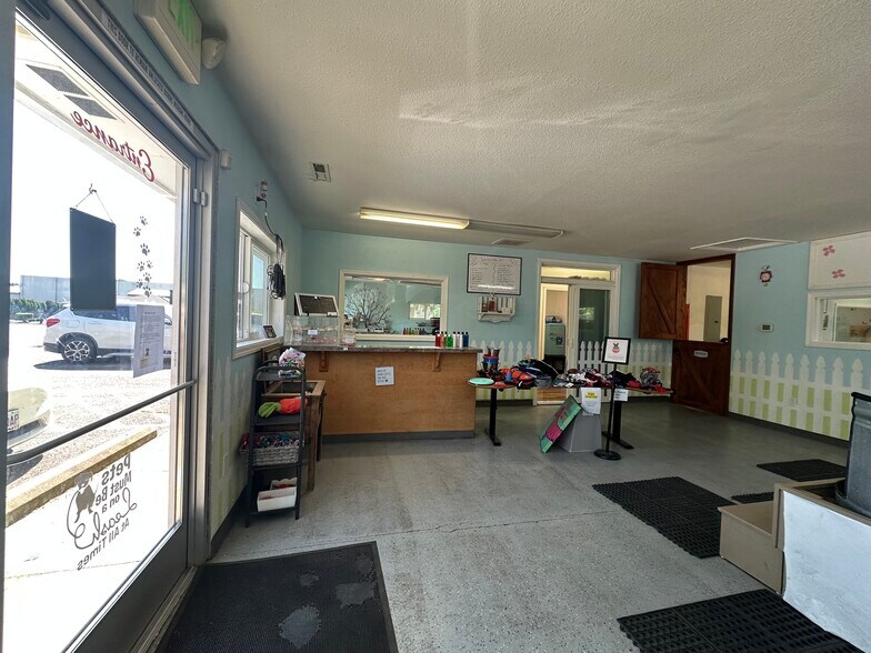 More Photos Of 945 Alder Dr N, Salem Office For Lease
