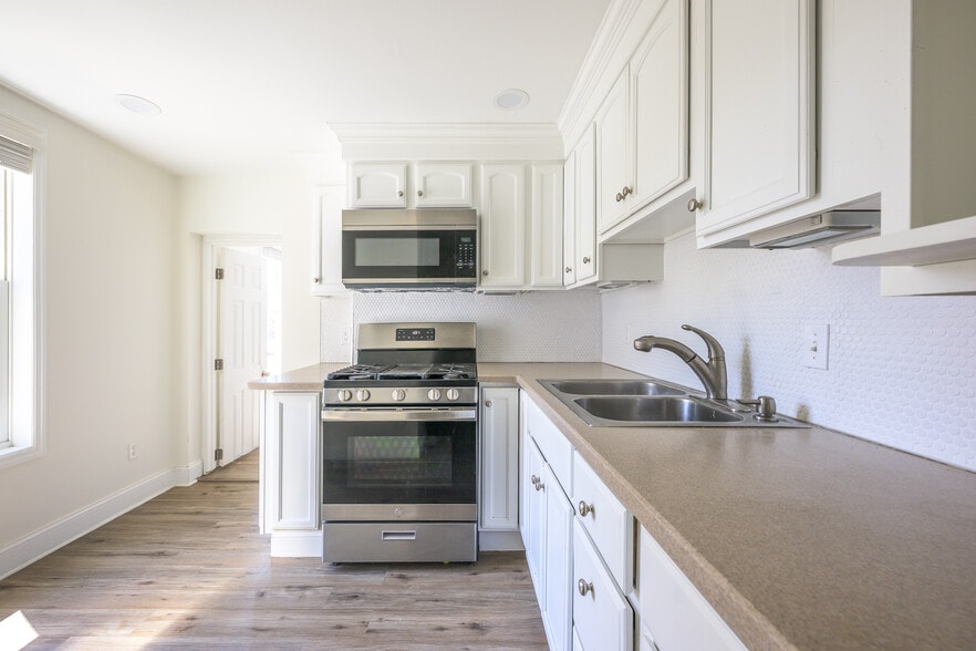 More Photos Of 237 Warren St, Hudson Storefront Retail Residential For Sale