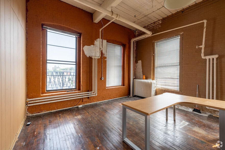 More Photos Of 208 S Pulaski St, Baltimore Light Manufacturing For Sale