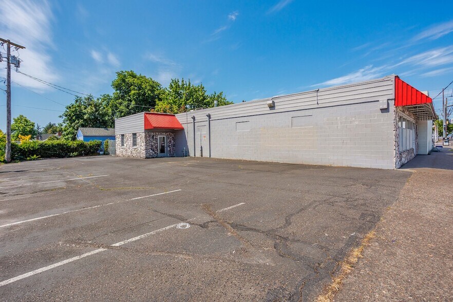 More Photos Of 10234 NE Glisan St, Portland Freestanding For Lease