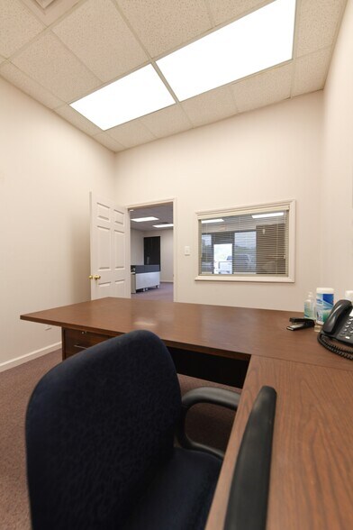 More Photos Of 409 Chicago Dr, Fayetteville Flex For Lease