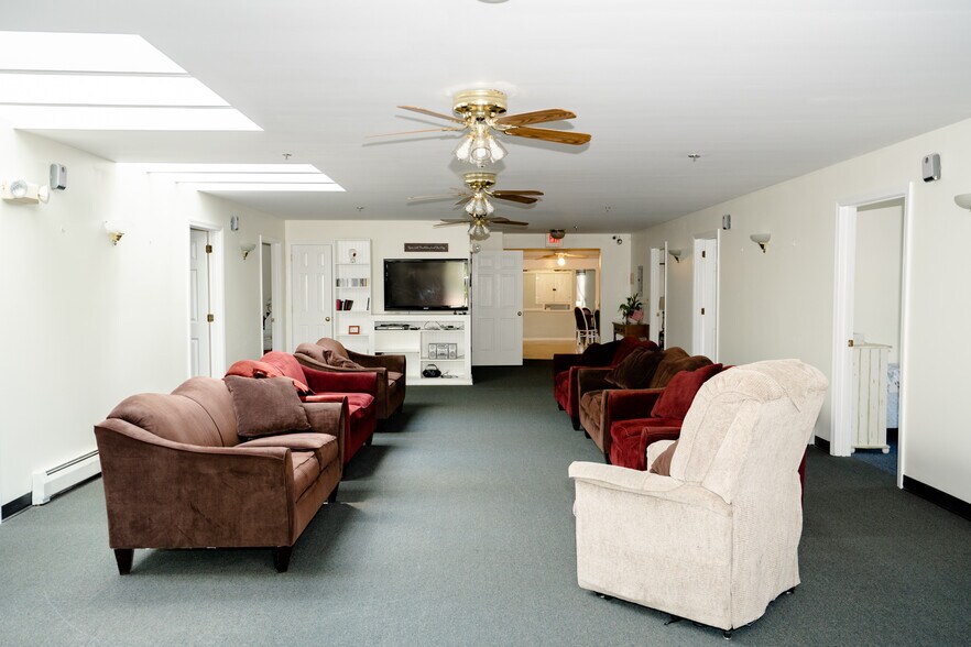 More Photos Of 8 Jennifer Dr, Merrimack Flex For Sale