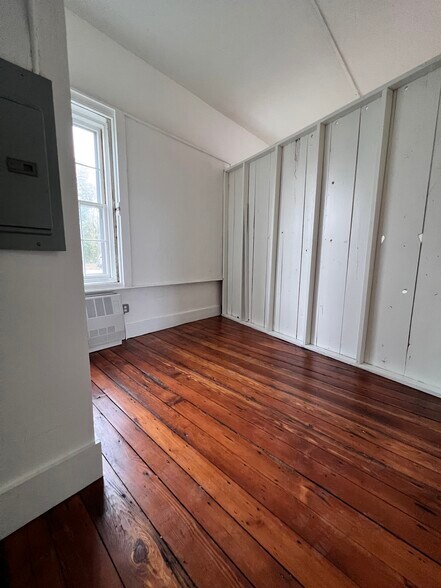 More Photos Of 7 W Main St, North Kingstown Storefront For Lease