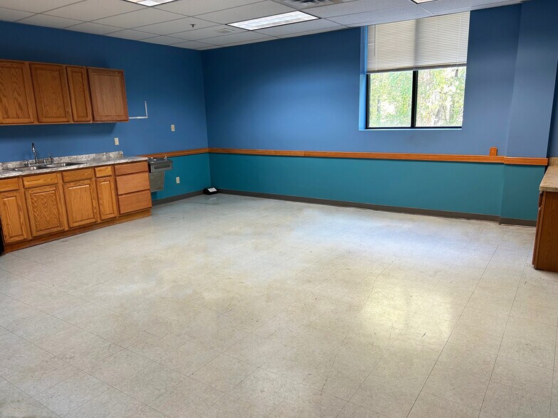 More Photos Of 30B Post Rd, Colonie Warehouse For Lease