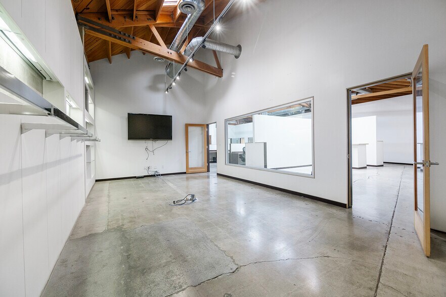 More Photos Of 5655 W Adams Blvd, Los Angeles Warehouse For Lease