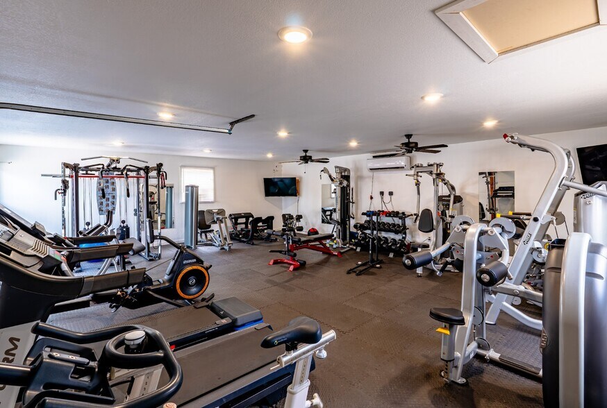 More Photos Of 700 W Oak St, Rogers Auto Dealership For Sale