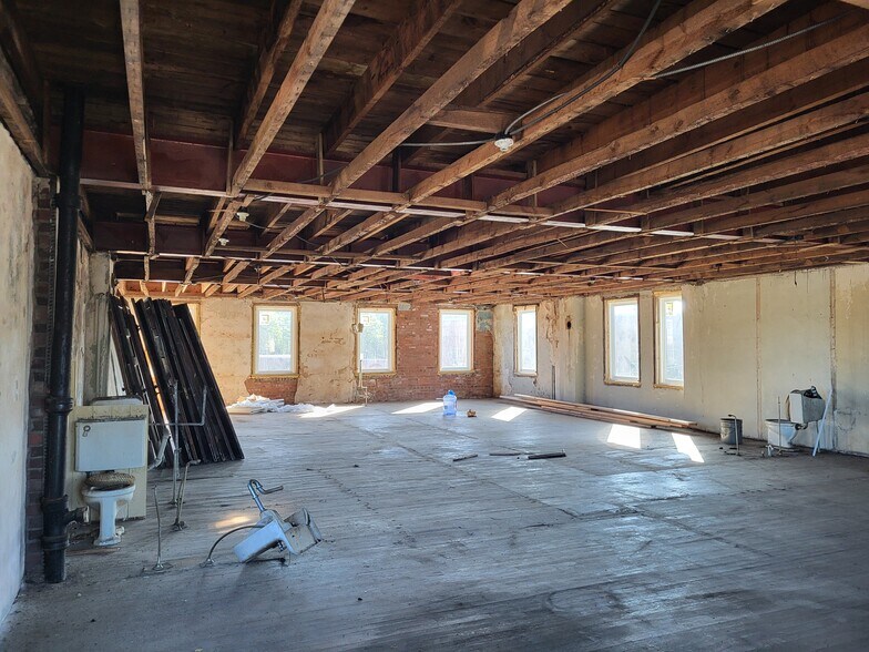 More Photos Of 131 Conover Sta SE, Conover Storefront Retail Office For Lease