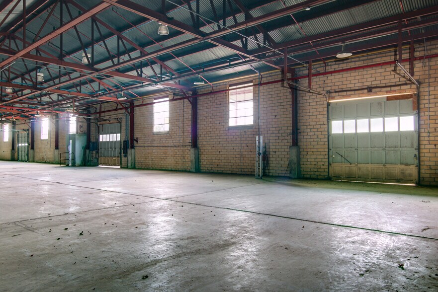 More Photos Of 580 Oak St, Hooks Manufacturing For Lease