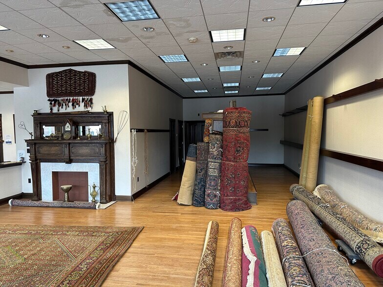 More Photos Of 1236 E Washington St, New Castle Showroom For Sale