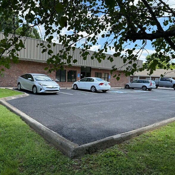 Primary Photo Of 1404 E Broadway, Gallatin Office For Lease