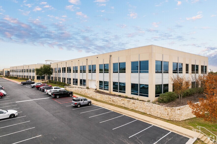 More Photos Of 810 Hester's Crossing, Round Rock Office For Lease