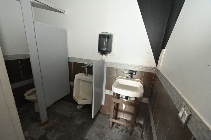 More Photos Of 47 W Amelia St, Orlando Bar For Sale