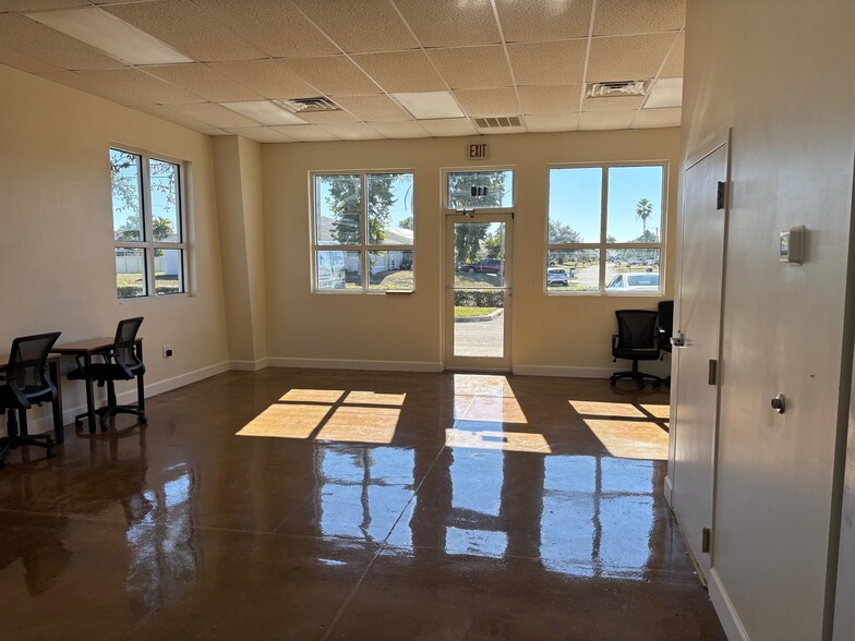 More Photos Of 829 NE Pine Island Ln, Cape Coral Flex For Lease