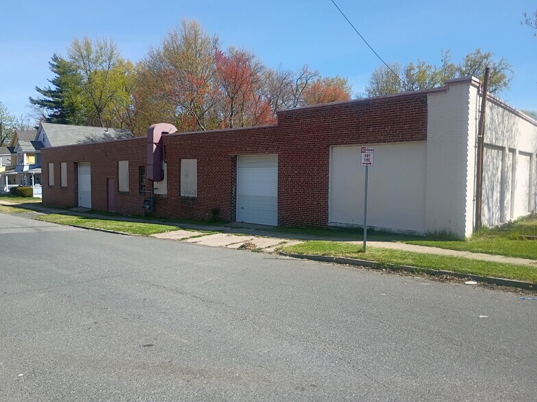 More Photos Of 1566 State St, Springfield Showroom For Lease
