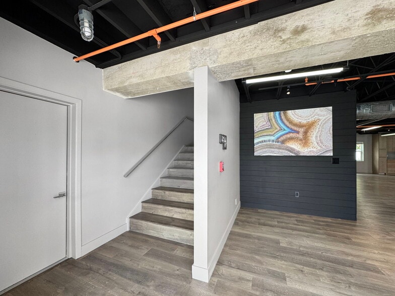 More Photos Of 10830 Navajo Dr, Saint Petersburg Showroom For Sale