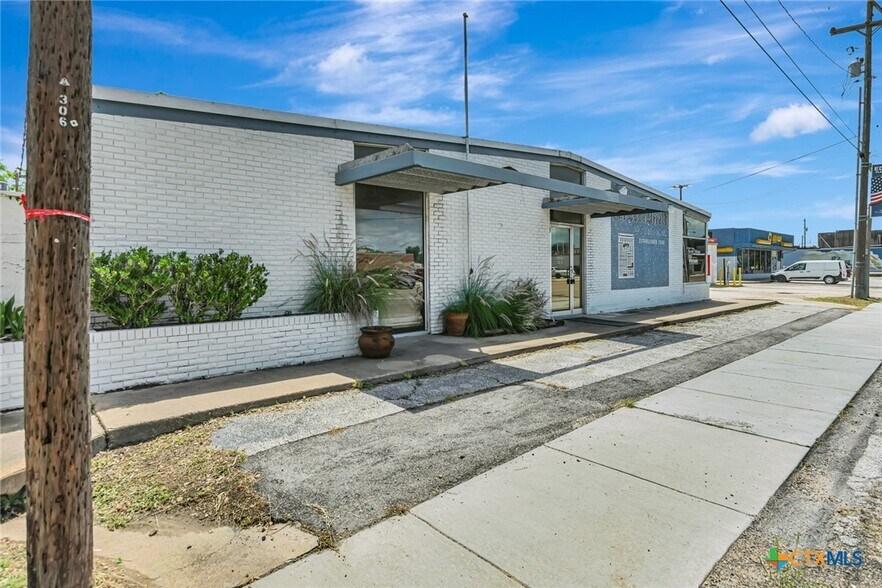 More Photos Of 306 N Wells St, Edna Office For Sale
