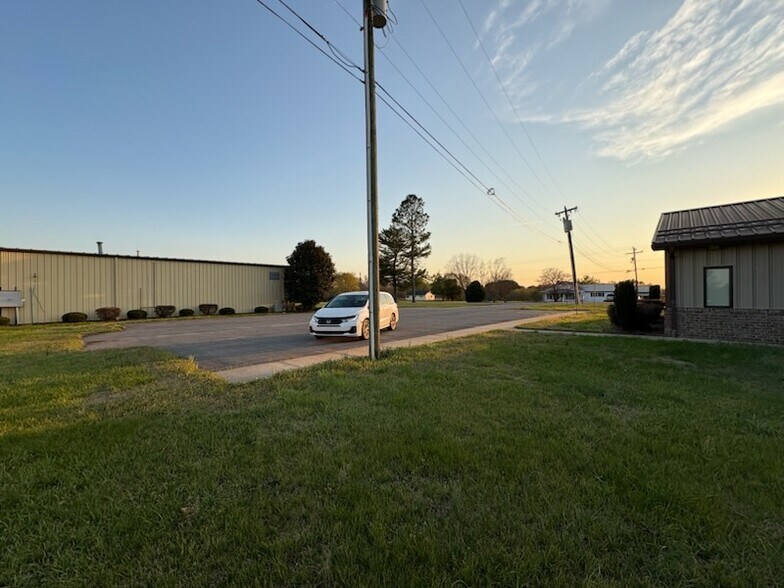 More Photos Of 342 Wilson Dr, Fallston Distribution For Sale