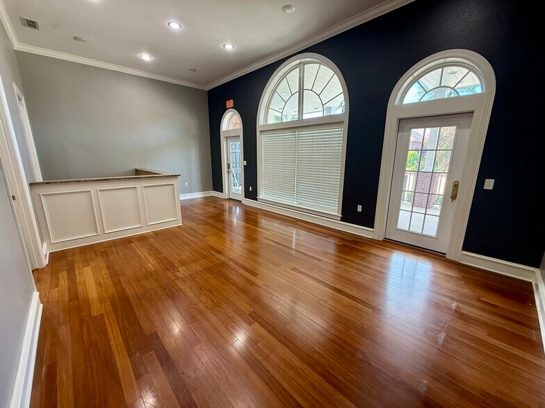 More Photos Of 641 S Broadway Ave, Tyler Unknown For Lease