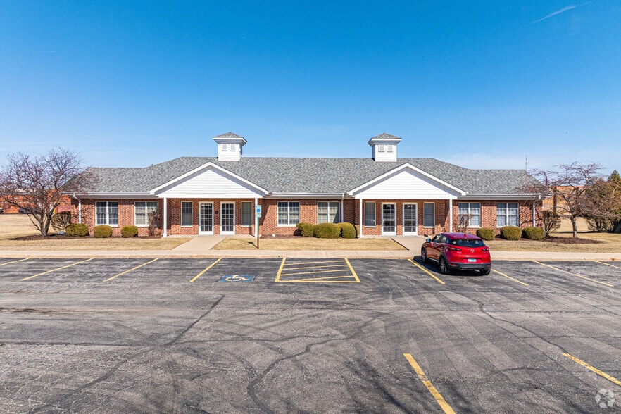 More Photos Of 858-863 Center Ct, Shorewood Office For Lease