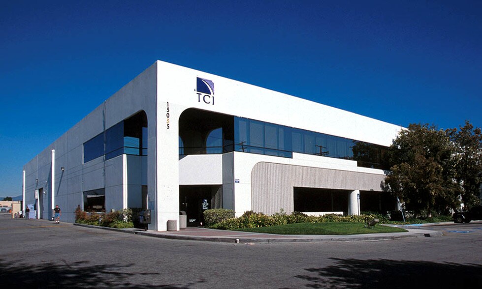 More Photos Of 15025-15055 Oxnard St, Van Nuys Warehouse For Lease