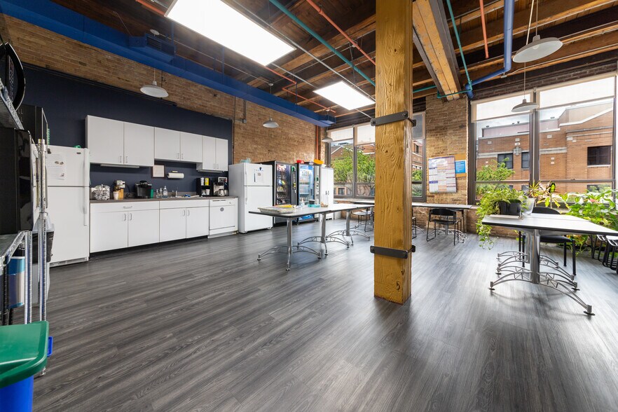 More Photos Of 1100-1114 W Monroe St, Chicago Showroom For Lease