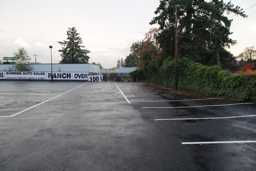 More Photos Of 16001 SE Mcloughlin Blvd, Milwaukie Auto Repair For Lease