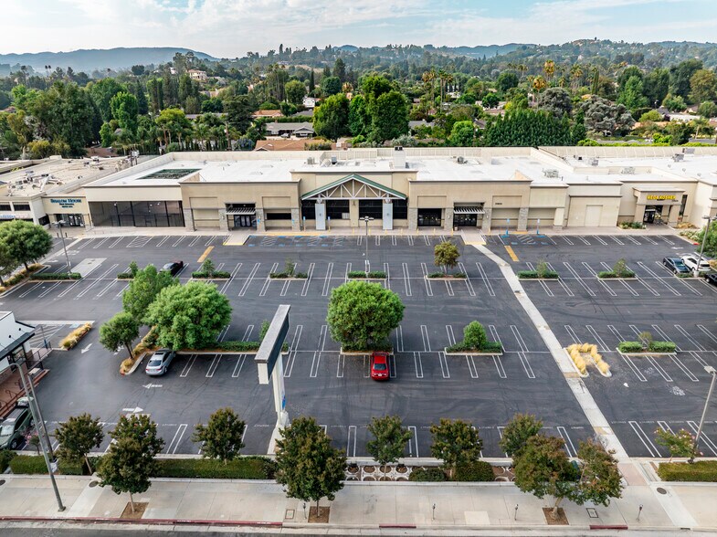 More Photos Of 19800 Ventura Blvd, Woodland Hills Supermarket For Lease