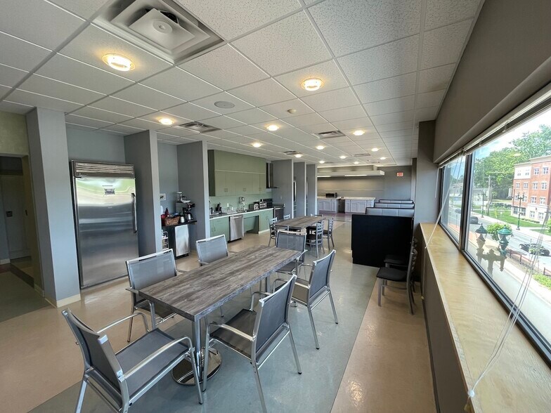 More Photos Of 1482 Erie Blvd, Schenectady Office For Lease