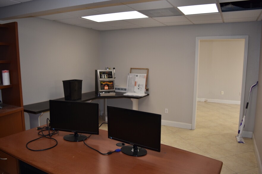 More Photos Of 3291 118th Ave N, Saint Petersburg Warehouse For Lease