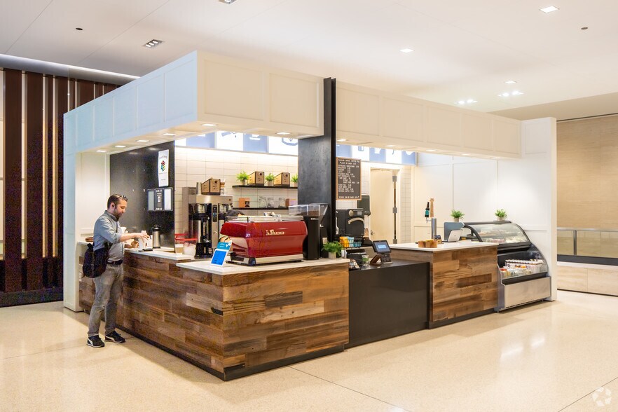 More Photos Of 350 N Orleans St, Chicago Office For Lease