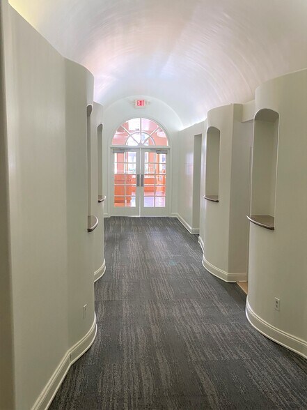 More Photos Of 449-451 N Canon Dr, Beverly Hills Unknown For Lease