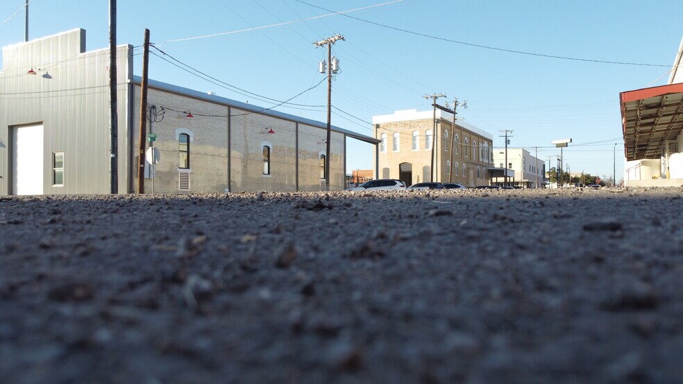More Photos Of 202 W 1st St, Taylor Flex For Lease