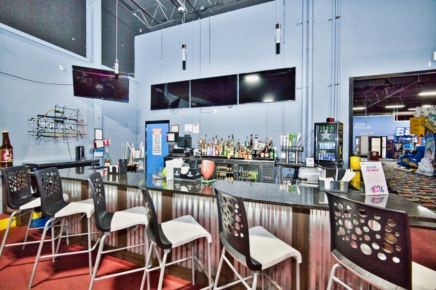 More Photos Of 7777-7847 N Caldwell Ave, Niles Manufacturing For Sale