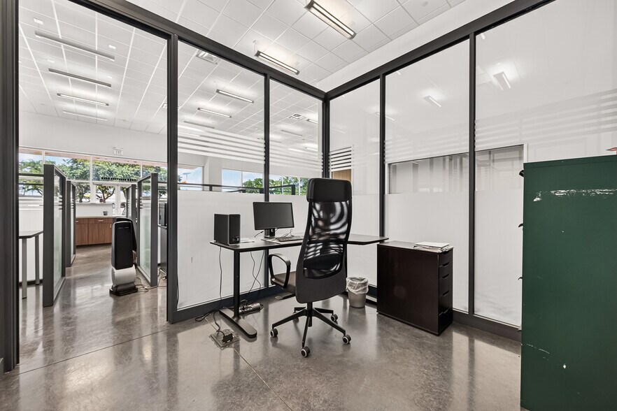 More Photos Of 15135 Bellaire Blvd, Houston Warehouse For Lease
