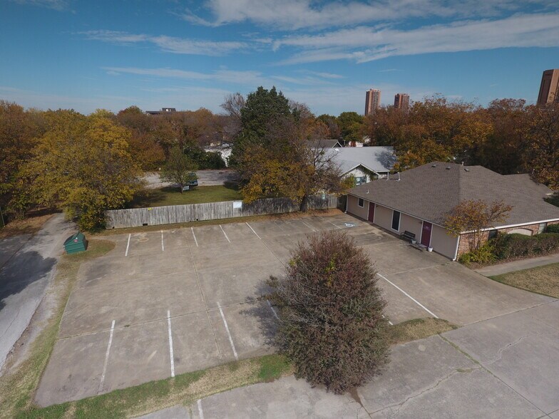 More Photos Of 1005 N Elm St, Denton Office For Lease