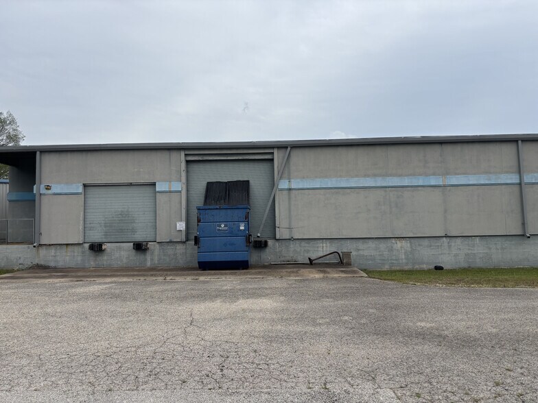 More Photos Of 1402 Hawthorne St, Bastrop Manufacturing For Lease