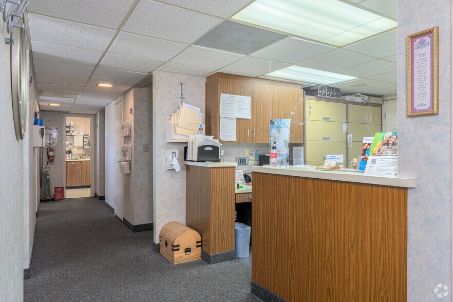More Photos Of 7501 Hospital Dr, Sacramento Medical For Lease