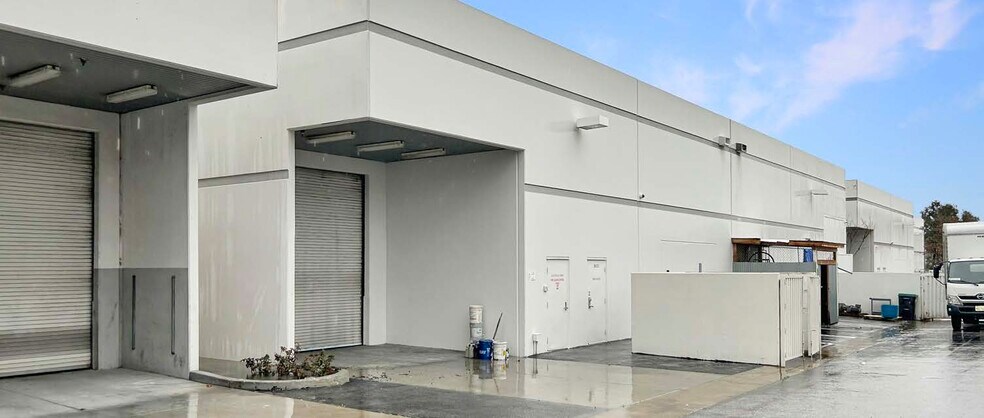 More Photos Of 29013 Avenue Penn, Valencia Light Distribution For Lease